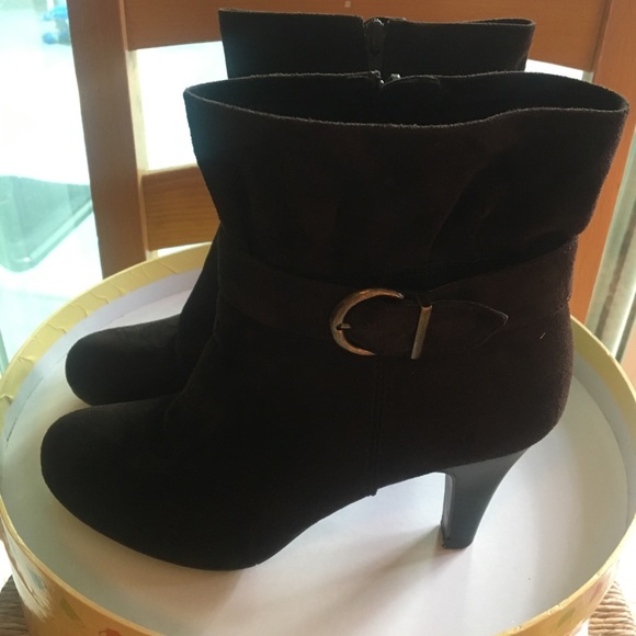 Shoes - Brown Suede Booties. Size: 8.5